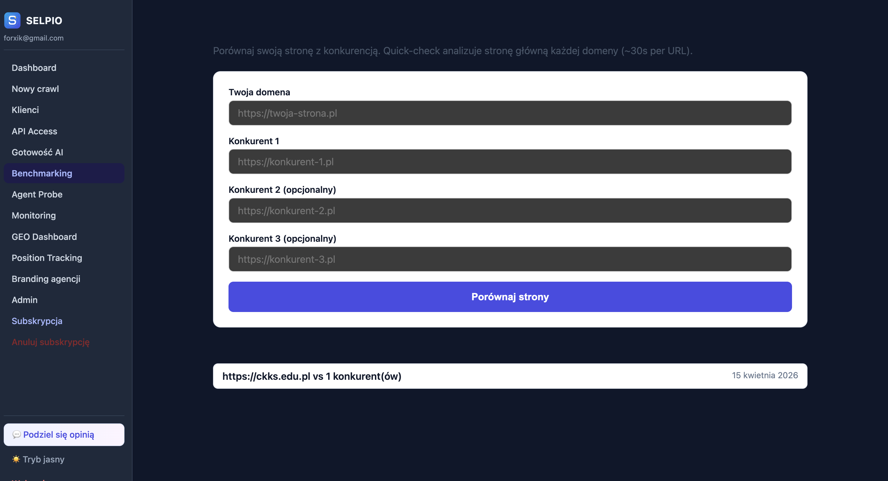 Panel Benchmarking w app.selpio.com: lewa kolumna z menu (Dashboard, Klienci, Gotowość AI, Benchmarking aktywny, Agent Probe, Monitoring, GEO Dashboard, Position Tracking), prawa kolumna z formularzem 'Twoja domena' + 3 pola konkurentów + przycisk 'Porównaj strony' + historia poprzednich porównań na dole
